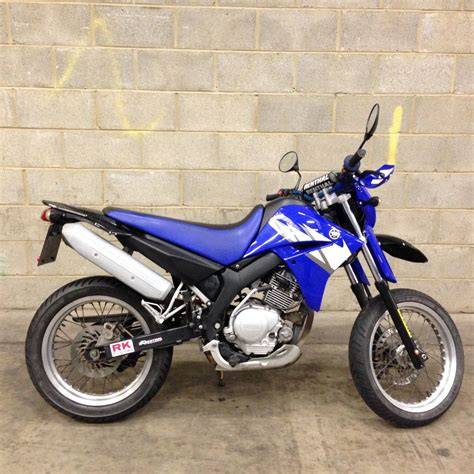 Infografika: Srovnání klíčových parametrů DR125SM a Yamaha XT 125