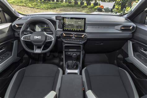 nová Dacia Duster v exteriéru a interiéru