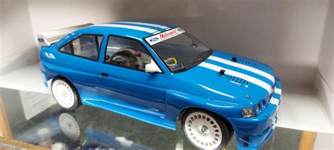 Detailní záběr na kola a pneumatiky modelu RC Ford Escort RS Cosworth.