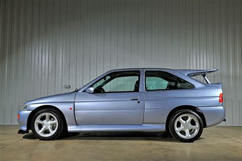 Boční profil Fordu Escort RS Cosworth s charakteristickým zadním křídlem a rozšířenými blatníky.