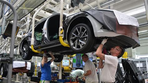 Ilustrační foto automobilu v lakovací kabině