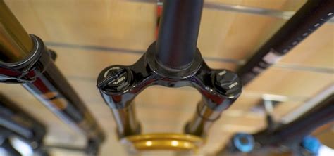 Detailní pohled na konstrukci tlumiče s vyznačenými prvky nastavení