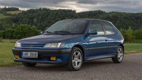 Pohled na přední část vozu Peugeot 306 s charakteristickou maskou chladiče a světlomety