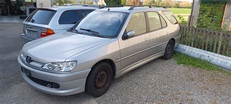Boční pohled na Peugeot 306 kombi s otevřeným zavazadlovým prostorem