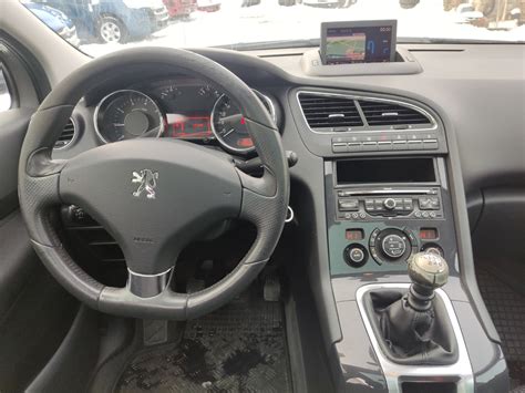 Detail interiéru vozu Peugeot 306 s multifunkčním volantem a středovou konzolí