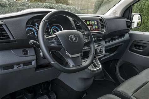 Detail zadní části a patek prahů Toyoty Proace