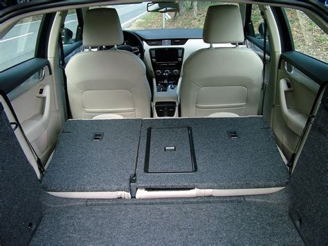 detail zadních sedadel a prostoru pro nohy Škoda Octavia