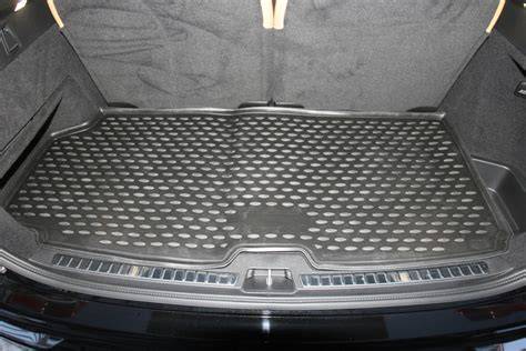 Obrázek: Vana do kufru Volvo V70 - detailní pohled na lem a protiskluzovou úpravu