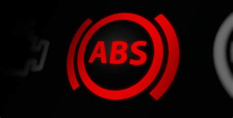 Infografika: DSC vs ABS - role v řízení a brzdovém systému