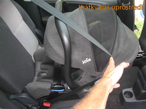 ilustrace správného umístění dětské autosedačky na předním sedadle s vypnutým airbagem