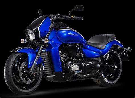 Obrázek: Suzuki Intruder M1800R ve stylu chopperu s velkým předním kolem a dominantním motorem