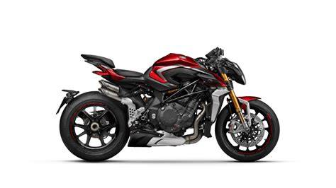 Infografika znázorňující rozdíl mezi standardním a laděným výfukem MV Agusta Brutale z hlediska průchodnosti výfuku, výkonu a zvuku