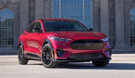 Schéma porovnání tažné síly a svislého zatížení pro různé verze Ford Mustang Mach-E.