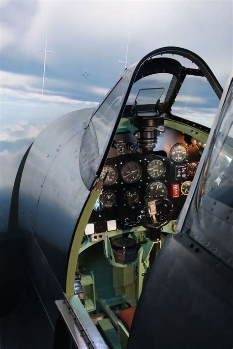 Ukazatel tlaku v brzdovém systému letounu Spitfire Mk. IX při plném brzdění