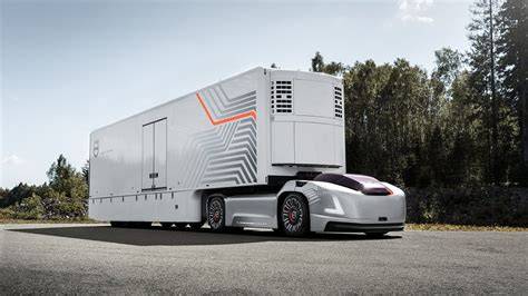 Schéma autonomního tahače Volvo a jeho komunikačního systému s centrem řízení
