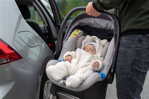 Infografika: Kdy vypínat airbag a jak správně umístit autosedačku
