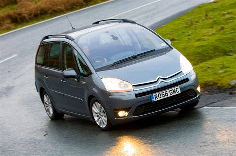 Infografika zobrazující přehled cen a typů skel pro Citroën C4 Grand Picasso