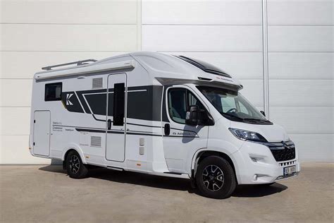 Ilustrace různých typů vozidel vhodných pro spaní v autě: osobní auto, dodávka, obytný vůz.