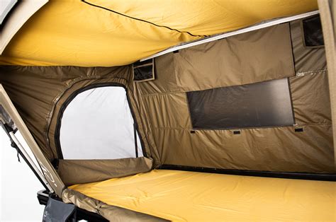 Ilustrace střešního stanu na autě v rozloženém stavu.