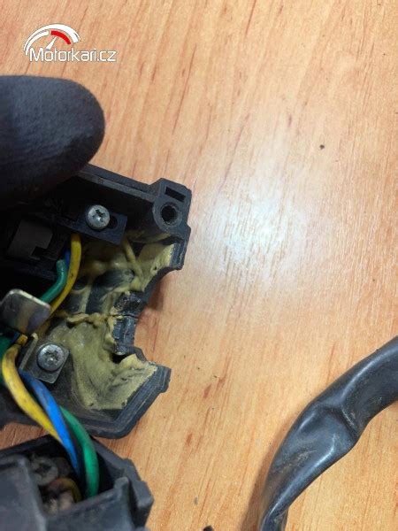 obrázek znázorňující poškozený plastový díl v interiéru automobilu