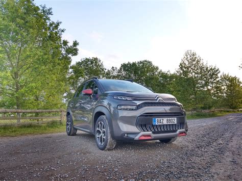 Ilustrace porovnávající výhled z Citroënu C3 s konkurenční Mazdou 2