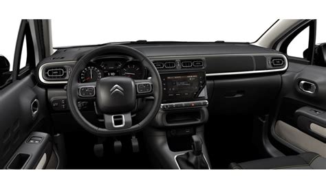 Interiér vozu Citroën C3 s důrazem na prosklenou střechu a přístrojovou desku