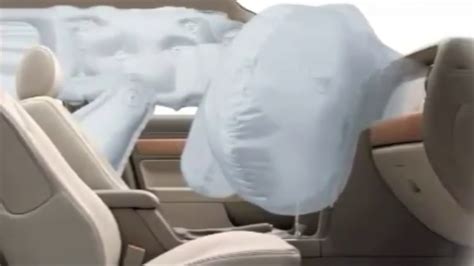 Infografika: Jak funguje boční airbag a kde se nachází inflátor