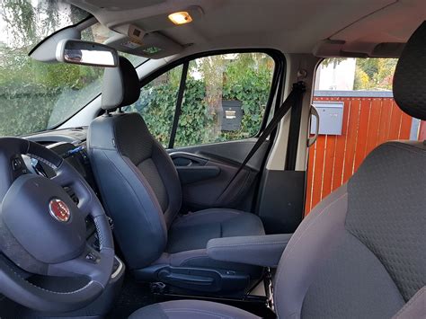 Detail interiéru luxusního Renault Trafic od Heuliezu, ukazující otočná sedadla a vybavení.