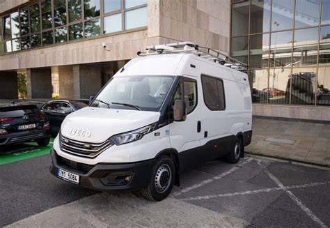 Maskované policejní dodávky Iveco Daily na dohledu