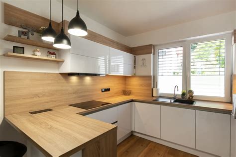 Rozložení kuchyně s hybridní lednicí Sharp v moderním interiéru