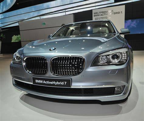 Infografika: Schéma hybridního systému BMW ActiveHybrid 7 a hlavních komponent