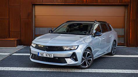 Infografika: srovnání motorů Astra (1.0 Turbo, 1.2 Hybrid, 1.5 CDTI) - výkon, spotřeba, zrychlení
