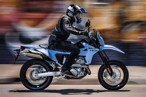 Infografika: Rozměry a klíčové komponenty Suzuki DR-Z400SM