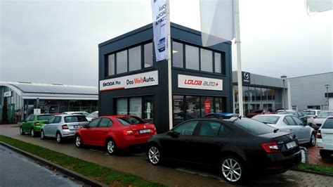 pohled na showroom s ojetými vozy
