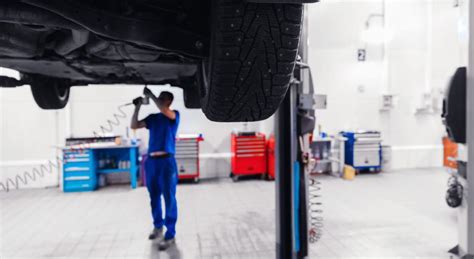 Ilustrace automechanika pracujícího v dílně