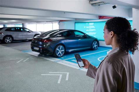 Infografika: Architektura parkovacího systému Parktronic a Automated Valet Parking