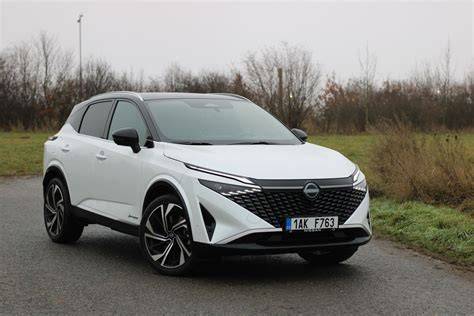 Infografika: evoluce designu a platformy Nissan Qashqai (generace 1 až 3)