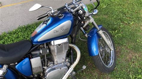 Infografika: Technické parametry Suzuki Savage a základní rozměry motoru 652 cm3, výkon 31 koní, rozměry a čtyřlitrový dojezd
