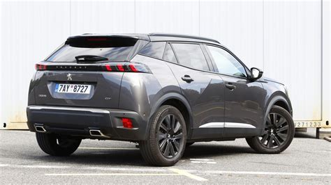 moderní interiér Peugeotu 2008 s digitálním přístrojovým štítem