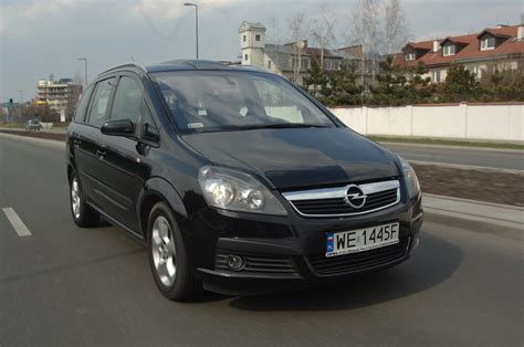 Infografika: Cesta kabeláže centrálního zamykání a klíčových komponent u Opel Zafira B