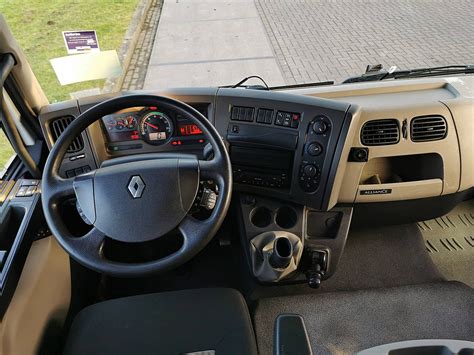 Interiér kabiny Renault Kerax s moderním ovládacím panelem