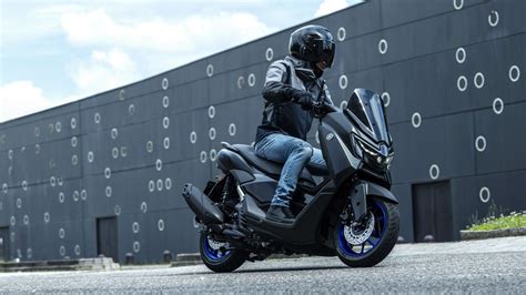 Ilustrační fotografie sportovního skútru Yamaha TMAX v městském prostředí