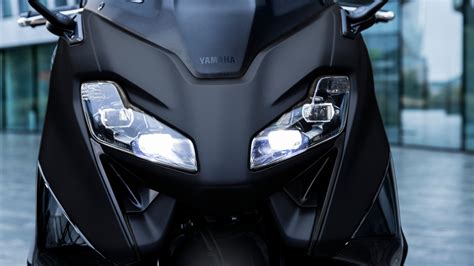 Detail přední části Yamaha TMAX s novými světlomety a nastavitelným plexi štítem