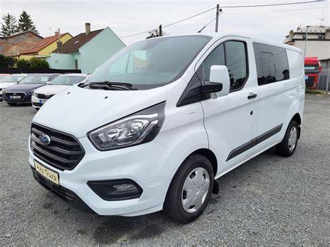 Infografika s rozdílnými variantami potahů Ford Transit (3 místa, 6 míst, 9 míst) a validační tlačítka ATEST 8SD