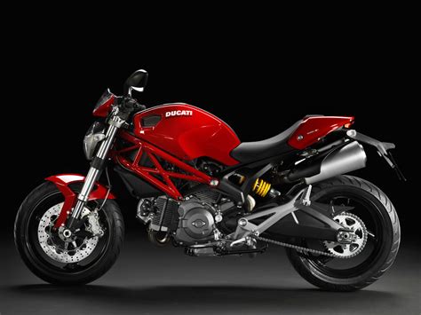 Ilustrace motocyklu Ducati Monster 696 s namontovaným sportovním výfukovým systémem