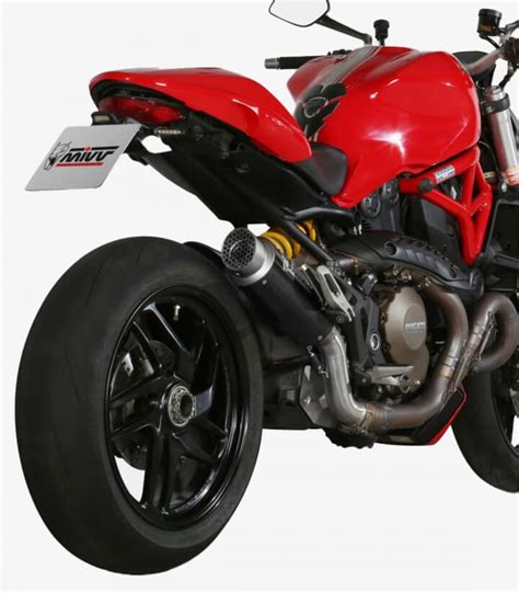 Detailní záběr na výfuk Mivv GP Carbon pro Ducati Monster 696