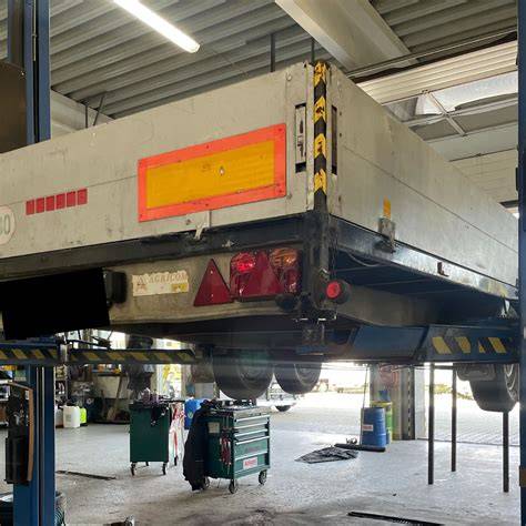 Servis přívěsných vozíků - dílna a technik při práci