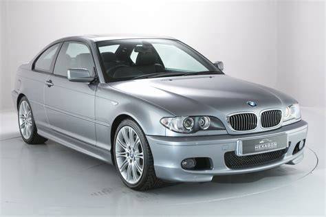 Fotografie BMW E46 coupé se stříbrnou barvou a černými blinkry