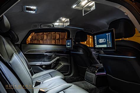 Interiér Audi A8 L Security s luxusním čalouněním a velkými displeji