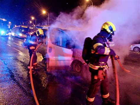 hasiči zasahují u hořící dodávky na ulici